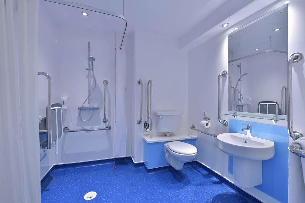 Travelodge Liverpool Docks Bagian luar foto